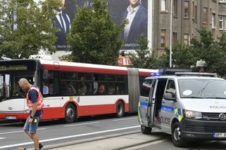 Řidič v Plzni se s opilci nepáral, vyhodil je z autobusu. Záběry boří internet, lidé tleskají